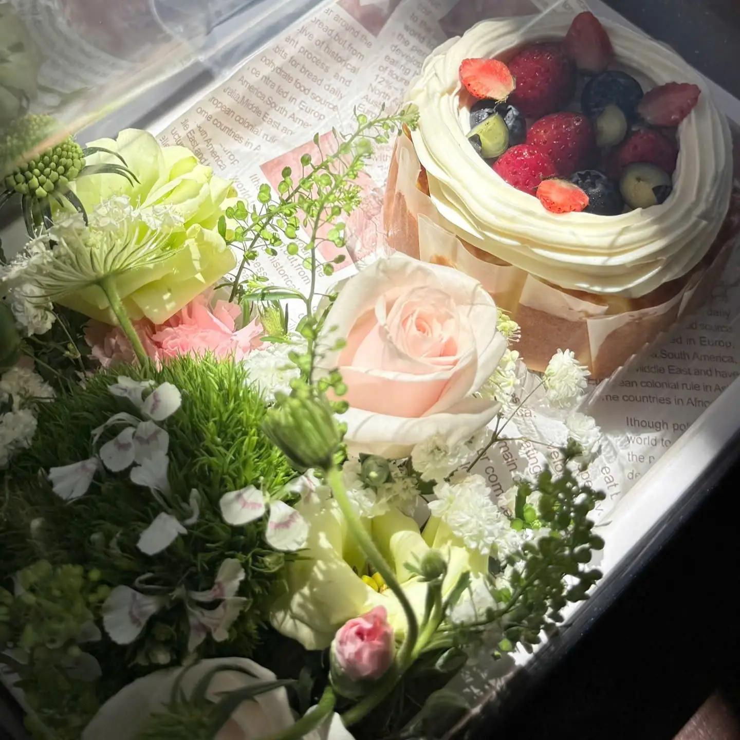 Set hoa tươi và bánh phô mai cháy